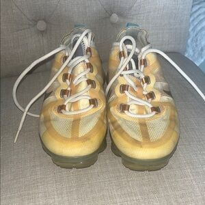 Nike Women's Sneakers in Yellow and Tan